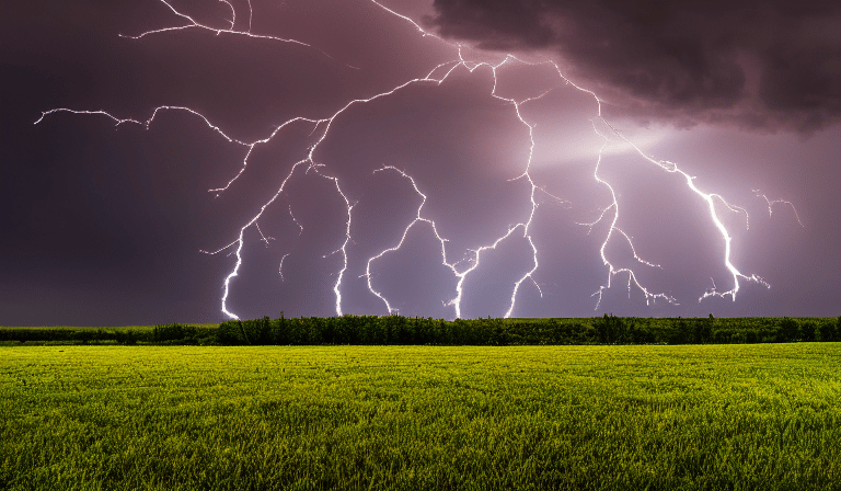 landscape photo of a field with an electrical storm. A huge ray comes from heaven to earth - Introducción a Lightning Network - Innovación